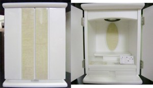 超がつくほど、コンパクトなサイズの白いお仏壇。本体価格　56,700円（税込）を予定しています。