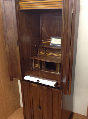 トイランドでお仏壇をご覧ください。