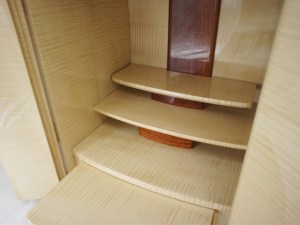 繊細な木目を丁寧に仕上げた逸品。やわらかな木目はシルクを彷彿させるかのように波打って見えます。