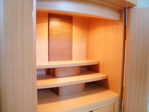 人気の高いシルバーハート材。お仏壇としては明るめのカラーなのでリビング等の明るいお部屋にも似合います。