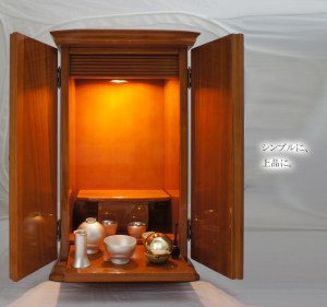 桐素材に光沢仕上げのおしゃれな厨子。上品な艶とあたたかみのあるカラーが魅力的です。