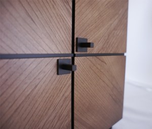 木目をデザインにいかした、モダンで素敵なミニ仏壇。洗練された印象を感じさせます。