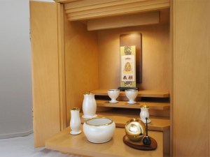 お仏壇も素敵に…お部屋に似合うようなお仏壇であれば、心もおだやかに毎日向きあうことができます。