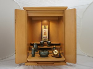 同じお仏壇でも、仏具でぐっとイメージが変わります。華やかさだったり、しっとりとした落ち着いた感じ等…お好きな仏具をお選びいただくことが、一番だと考えています。