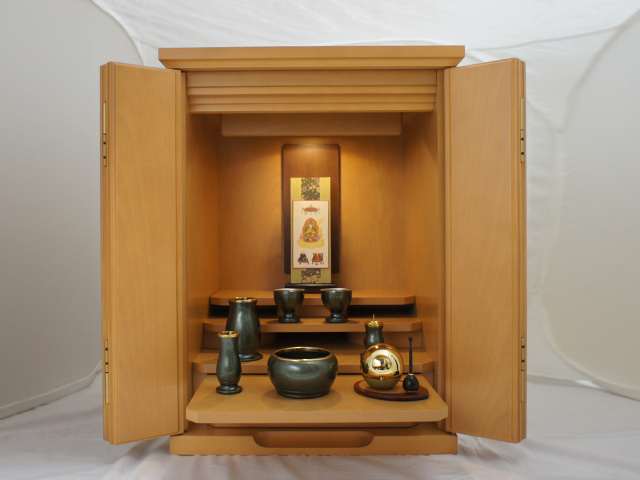 「壮大な空間」とミニ仏壇。