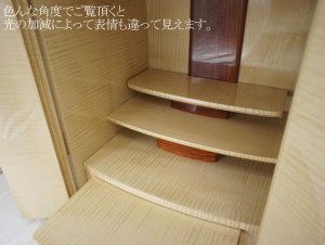 美しいシカモアのやわらかな木目と、乳白色がお楽しみいただけるお仏壇。丁寧な仕事がよくわかります。