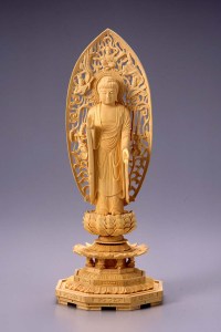 総柘植製のお仏像。 光背が飛天光背と呼ばれるもので台座は比較的高めになる八角台座の仕様です。