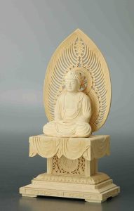 光背もデザインも製造工場で違ってくるのもポイントです。