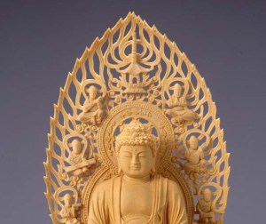 お仏像は製造している工場によってお顔立ちが違ってきます。 仏像選びではこのあたりが気になるところではないでしょうか？