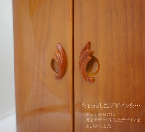 上品な光沢と、ヨーロピアンテイストなデザインが魅力の洋風な厨子。 年内発送もまだまだ可能です。