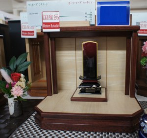 お仏壇という「箱型」の形状ではなく ステージタイプの極小仏壇です。 囲い部分があり「セミステージタイプ」として ご提案させていただく予定です。