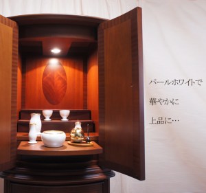 ヨーロッパ家具を彷彿させるデザインのお仏壇。 マホガニーの美しさと象嵌模様が魅力的。 仏具を入れると一層華やかに見えます。