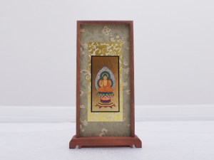 自立式の掛軸なので ご設置しやすくお手入れも簡単です。 ミニ仏壇にお納めしやすいサイズもご用意しています。