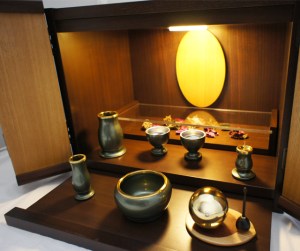 透明アクリル板の棚板だから アイディア次第で空間内部を 「らしく」することも可能です。 