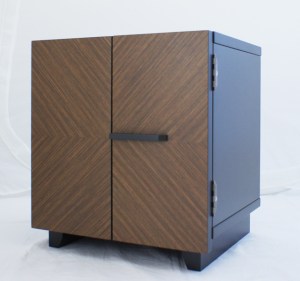 おしゃれでコンパクトなミニ仏壇　ドゥエ。 スタイリッシュなデザインが印象的です。