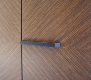 おしゃれなミニ仏壇　ドゥエ ウォールナット調の素敵な木目が魅力的です。