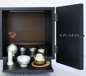 極小サイズに近いような 超・コンパクト仏壇　ドゥエ。 洗練されたおしゃれなデザインは お仏壇とは思えない印象です。