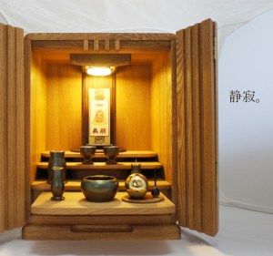 ナラ材を無垢板のまま使って製造したお仏壇。 そのほとんどを無垢板で製造しているため、 丁寧な寄木工法で製造されています。