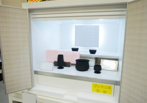 真っ白な空間のなかに ほんのりと淡い光を放つ照明が ちょっといい感じですよね。 スライド式の設置スペースも 新し発想でこれもまた 機能的です。