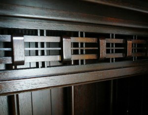 唐木仏壇で総無垢…と言えば それは職人垂涎の逸品。 丁寧な細工は当然のことながら その造りには伝統的な技術が必要です。