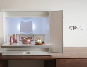 真っ白なそのデザインに 間接照明の空間は まさにスタイリッシュでおしゃれ度の高いお仏壇。