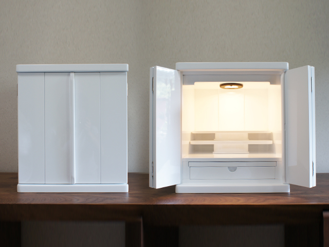 真っ白ミニ仏壇　ほどよい光沢のあるモダン仏壇　ブランシェ。ぬくもりを感じるあたたかみのあるダウンライトも魅力