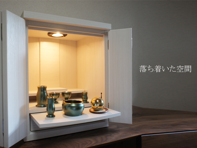 国産モダン仏壇ベリテ　ホワイトオーク調　グリーンの仏具で落ち着いた印象に