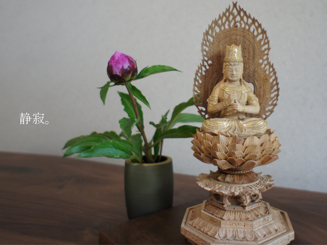 白檀製のお仏像　八角台座火炎光背大日如来像　繊細な細工と穏やかなお顔立ちが自慢のお仏像です