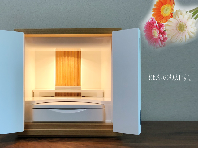 白が基調のミニ仏壇